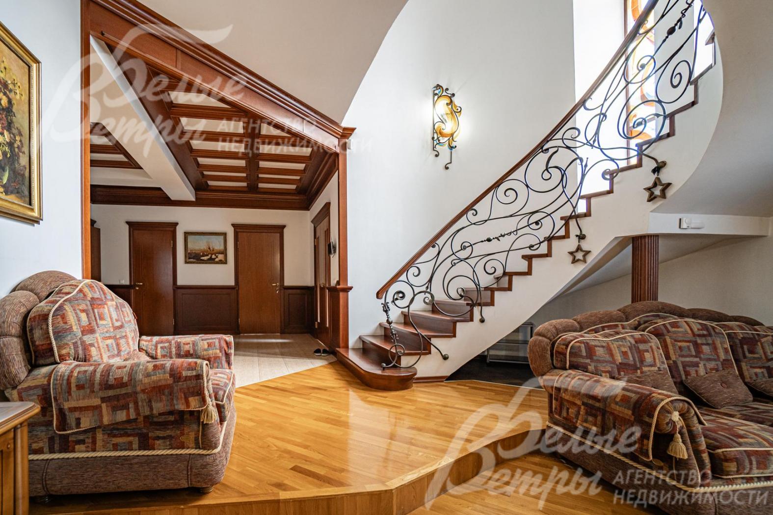 Лестница со ступенями из дуба, перила авторские кованые.