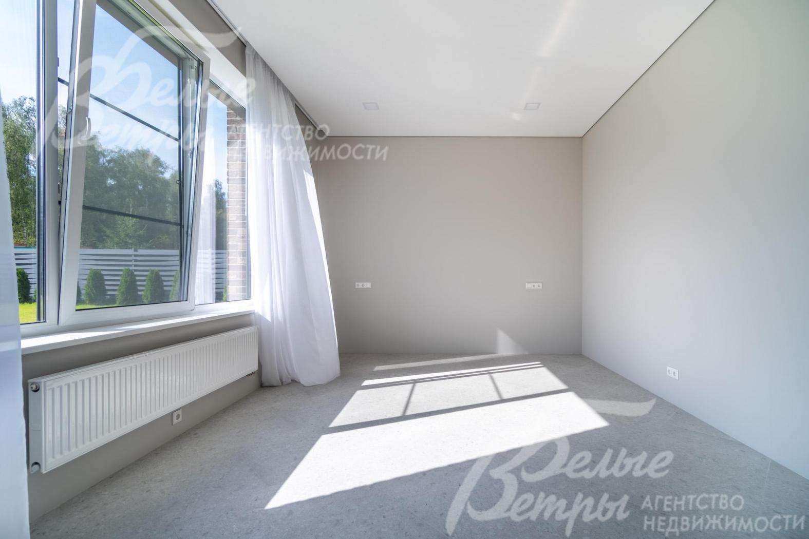 В доме установлены стальные панельные радиаторы, розетки и выключатели Yung (Германия)