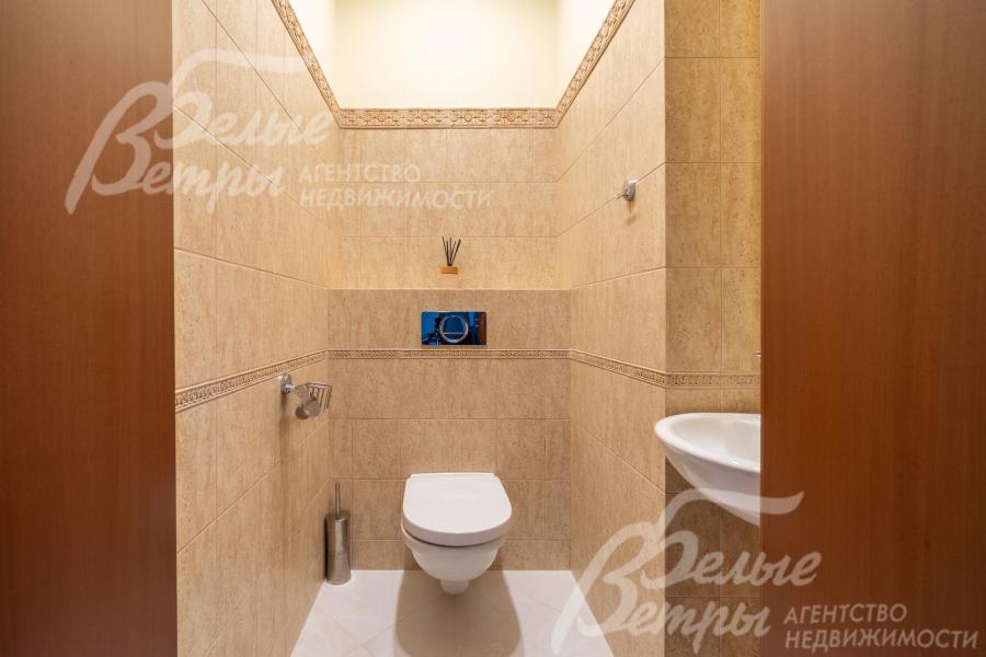 В спа-зоне есть санузел, оформленный плиткой в тёплых бежевых тонах, что гармонирует с древесными оттенками сауны. Также в спа-зоне есть комната отдыха