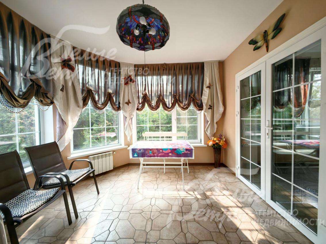 Выход из кухни-столовой на утепленную веранду.