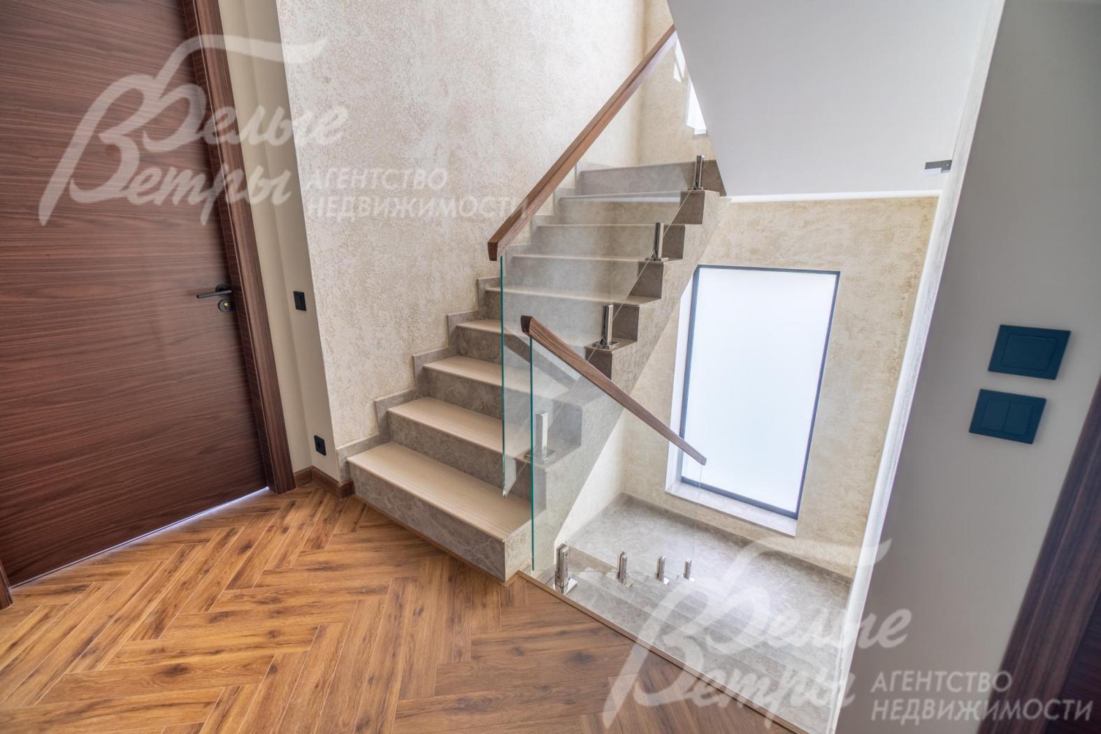 Ограждение лестницы - прозрачные перила с дубовыми поручнями