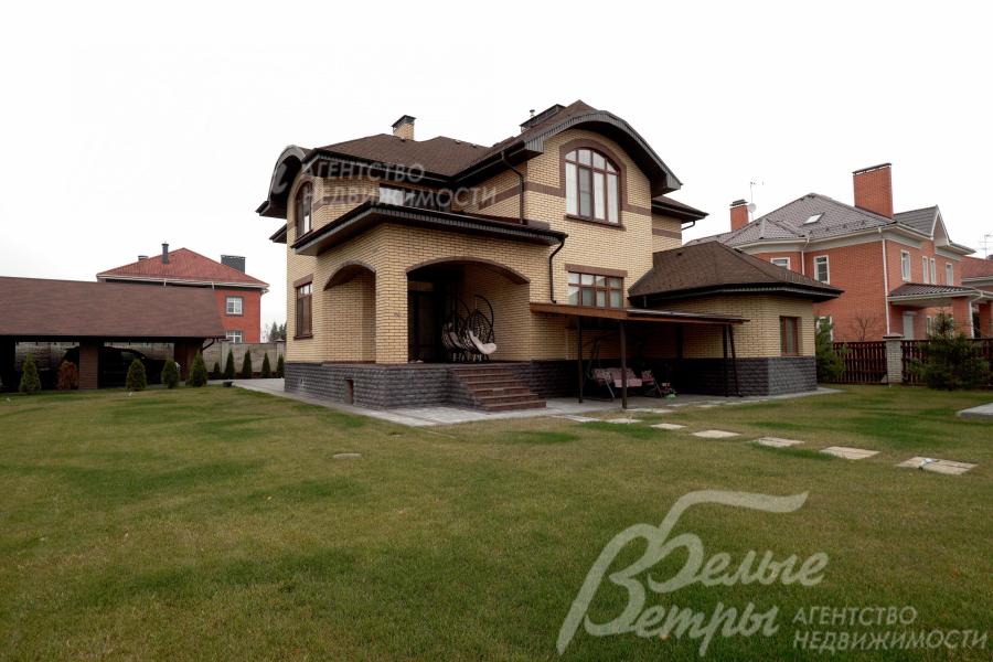 На участке высажен газон, разведено освещение, установлен автополив