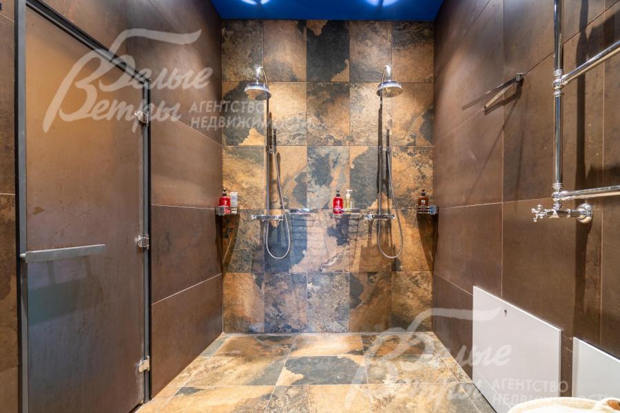 Душевая в бане рядом с парной: 2 душа