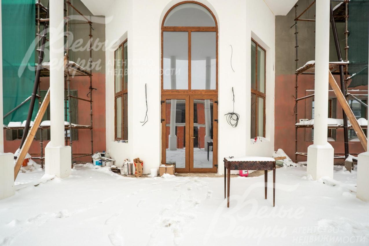 Арочная конструкция входной двери со стеклянной вставкой придаёт входу элегантность и визуальную лёгкость, подчёркивая статусность дома