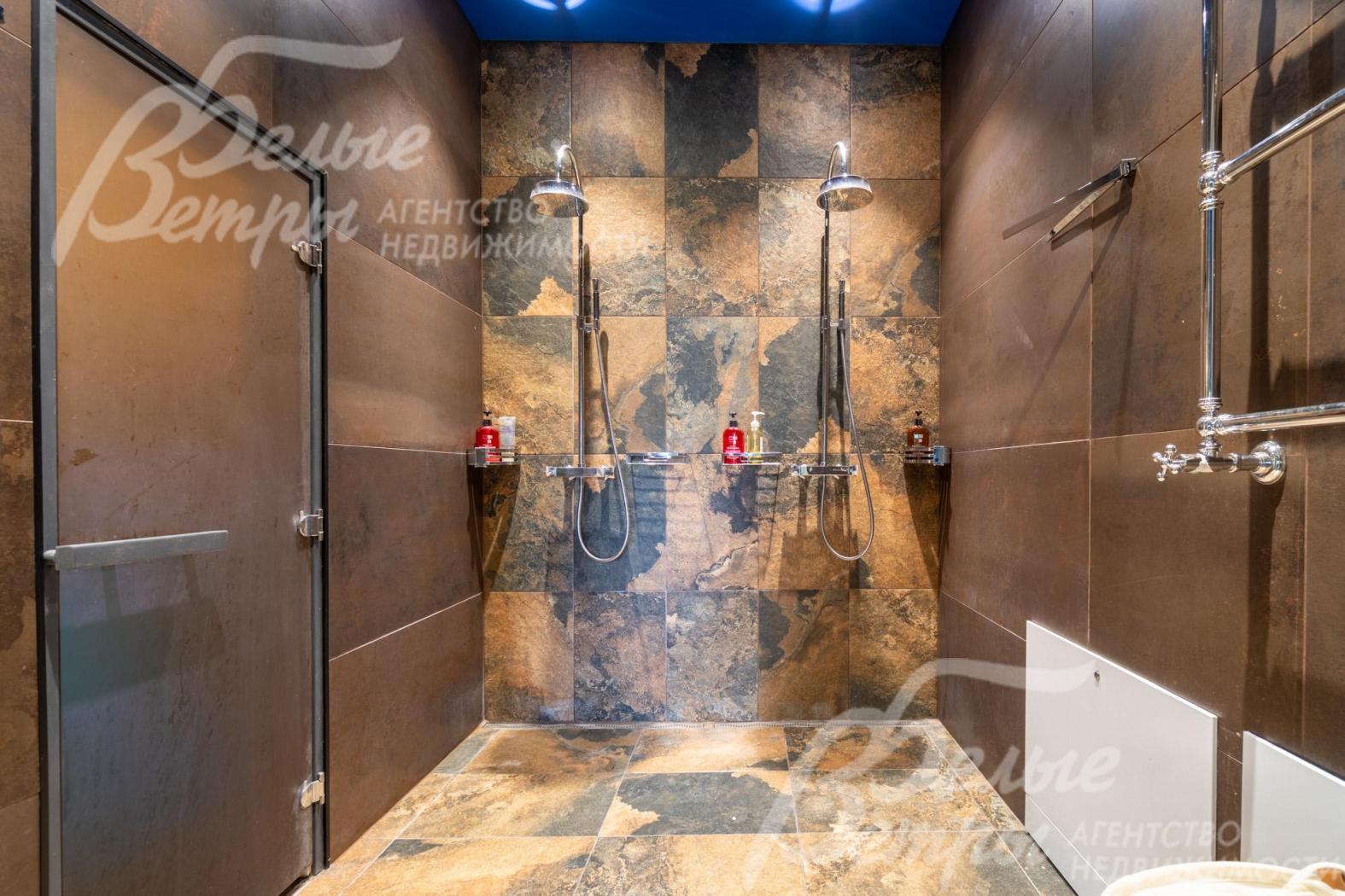 Душевая в бане рядом с парной: 2 душа