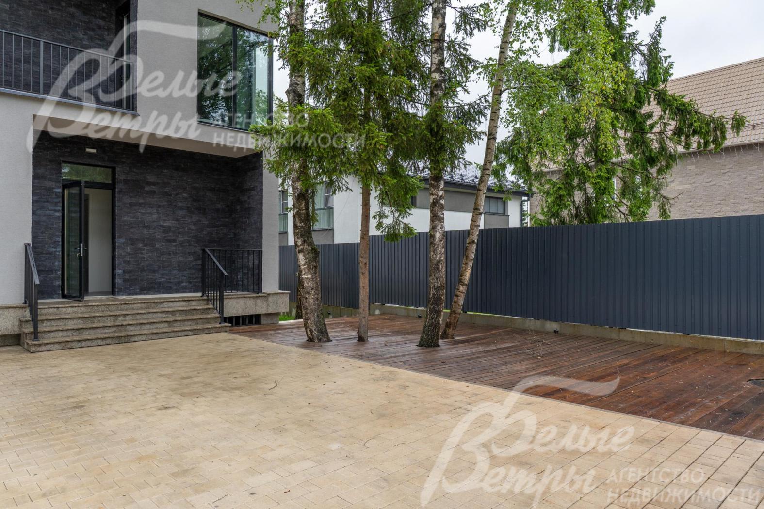 На участке растут взрослые березы, сосны, ели и дуб