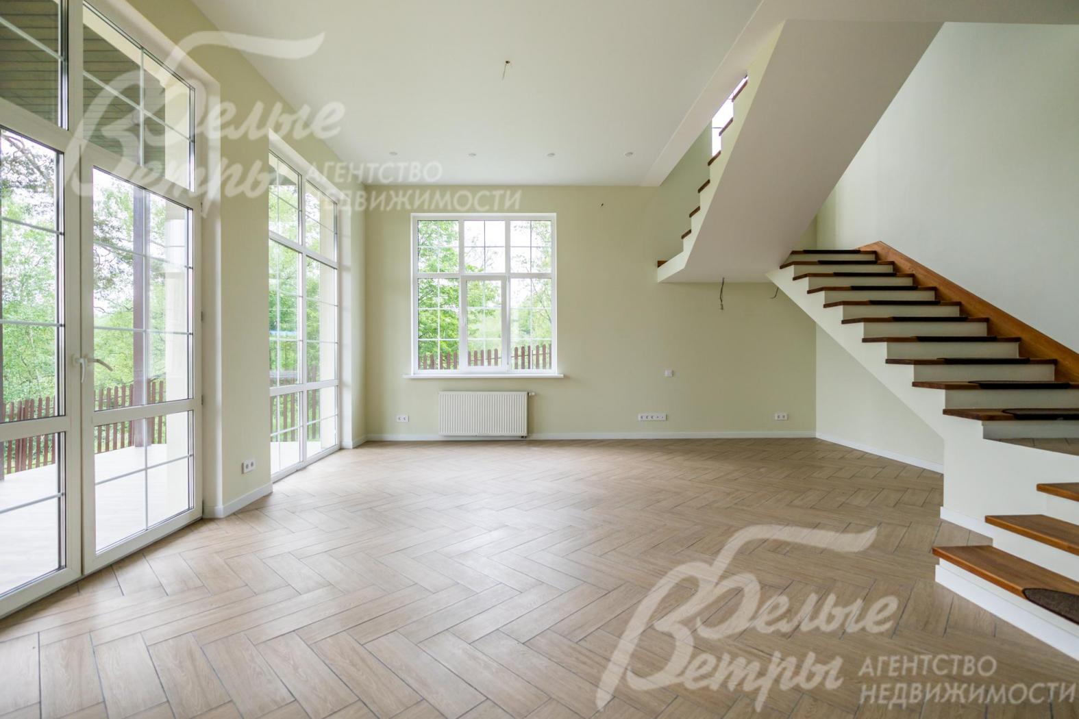 Гостиная с выходом на крытую террасу.