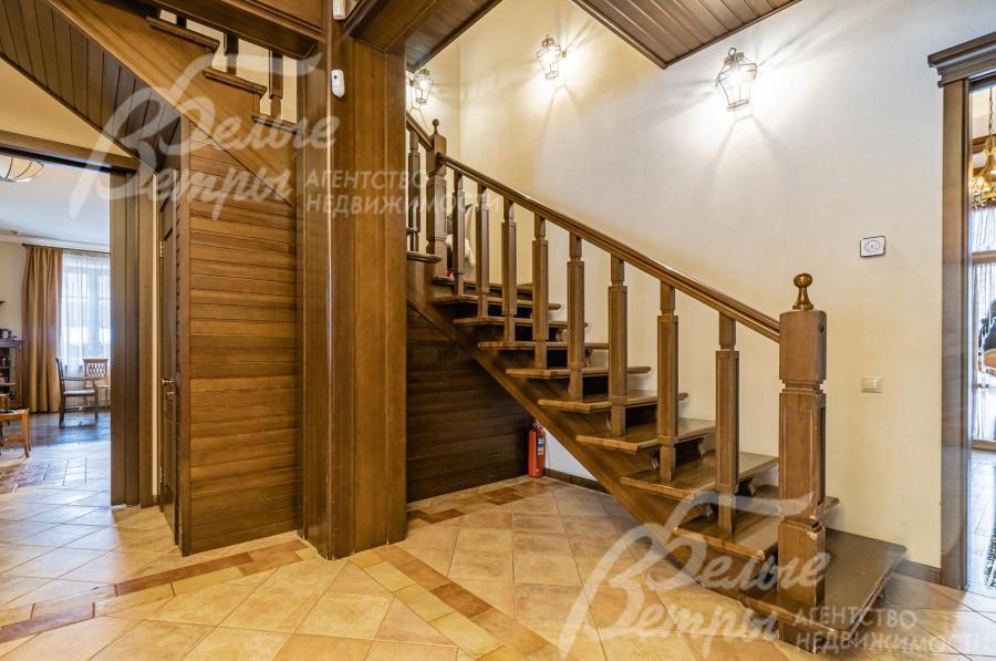 Широкая лестница из массива сосны