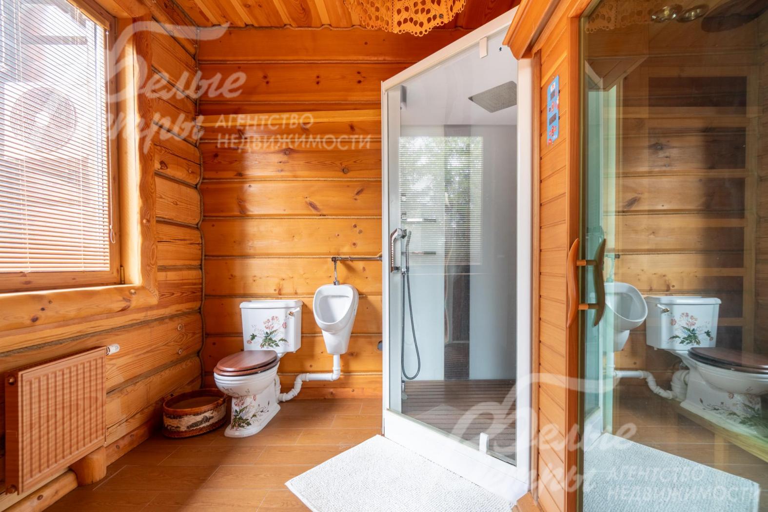 Один из санузлов с душевой и инфракрасной сауной