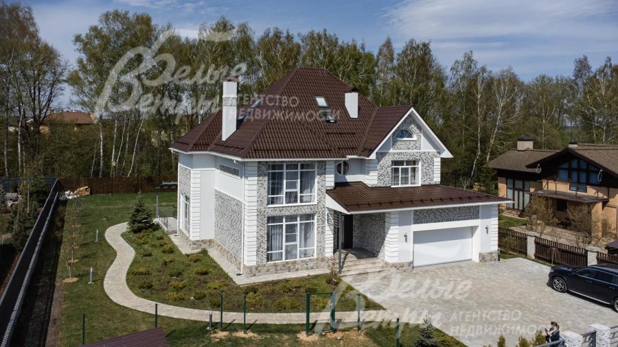 Участок граничит с лесом