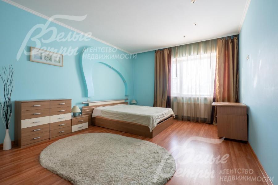 Стены покрашены, дополнены декоративной штукатуркой, на полу в спальнях - ламинат