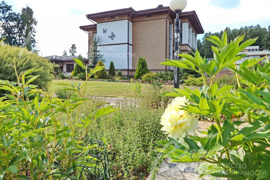 Дом из поризованного камня облицован фасадной плиткой и декоративной штукатуркой