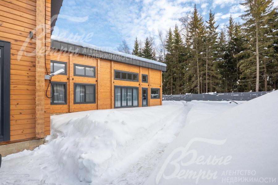 Дом стоит на ровном участке, граничащим с лесом, в 200 м от озера с пляжем