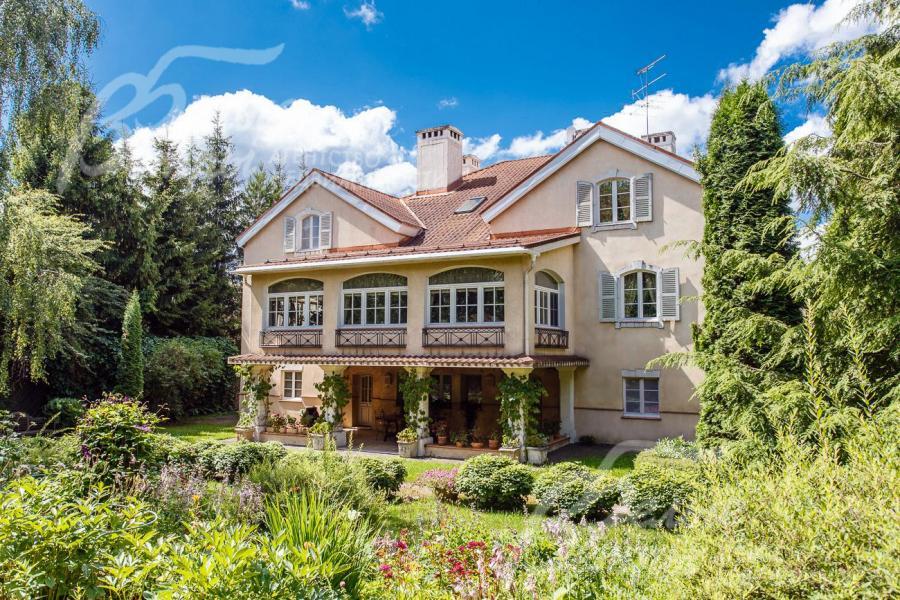 Дом выполнен в стиле старинной итальянской виллы