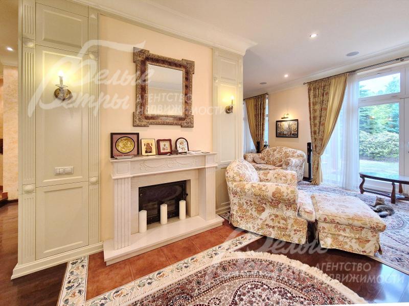 Дровяной камин в гостиной с порталом из мрамора.