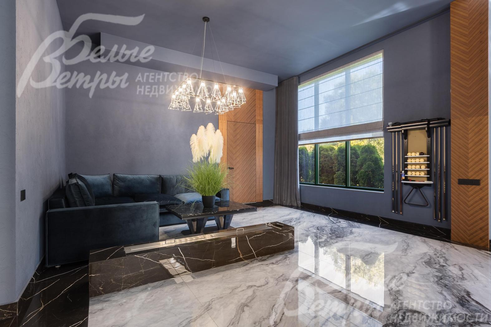 ТВ-зону украшает биокамин, отделанный мрамором