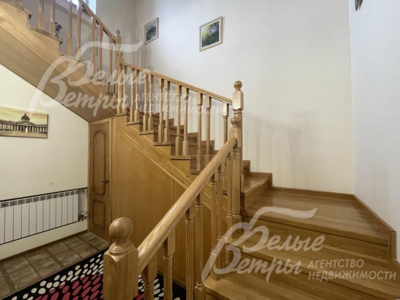 Широкая дубовая лестница.