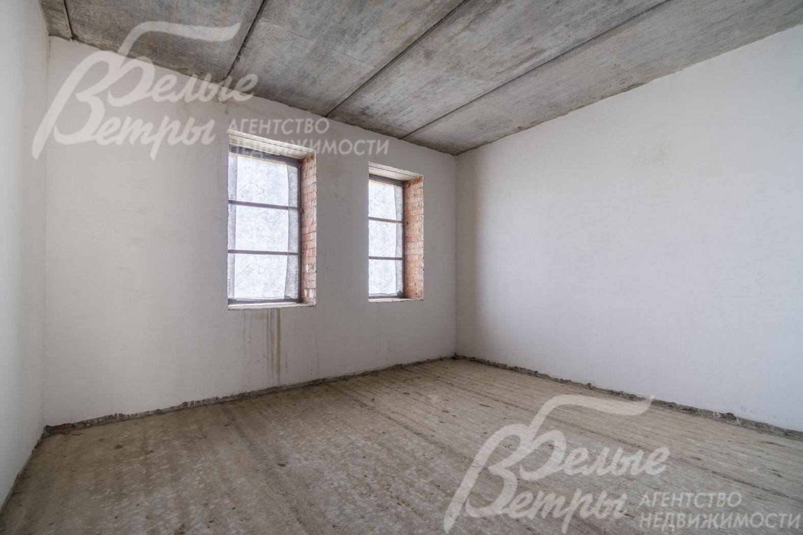 В основном доме - высокие потолки (после чистовой отделки: 3,4 м на 1-м этаже и 3,29 м на 2-м этаже)