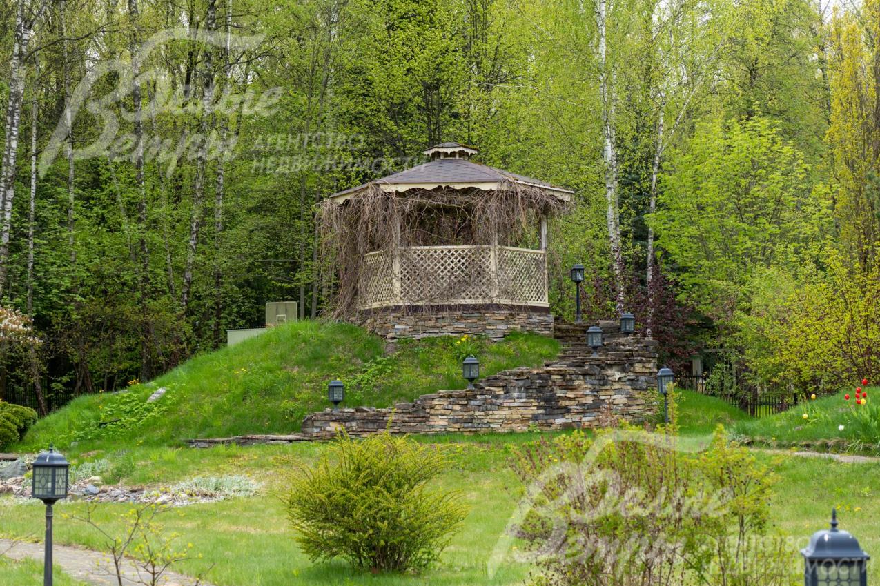 На небольшом холме стоит беседка (чайный домик)