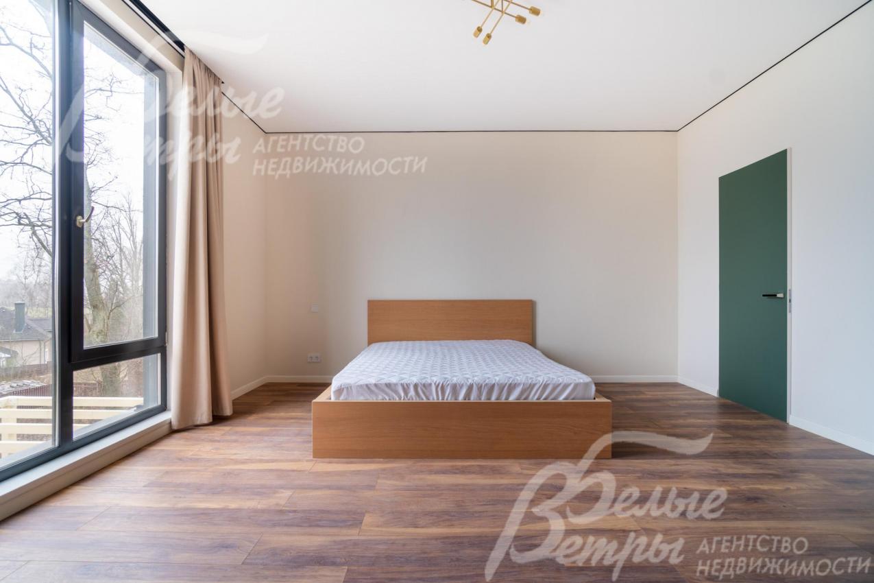 Стены окрашены экологичной краской «Тикурила», на полу - ламинат 34 класса износостойкости