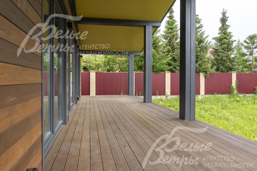 На полу - террасная доска из лиственницы