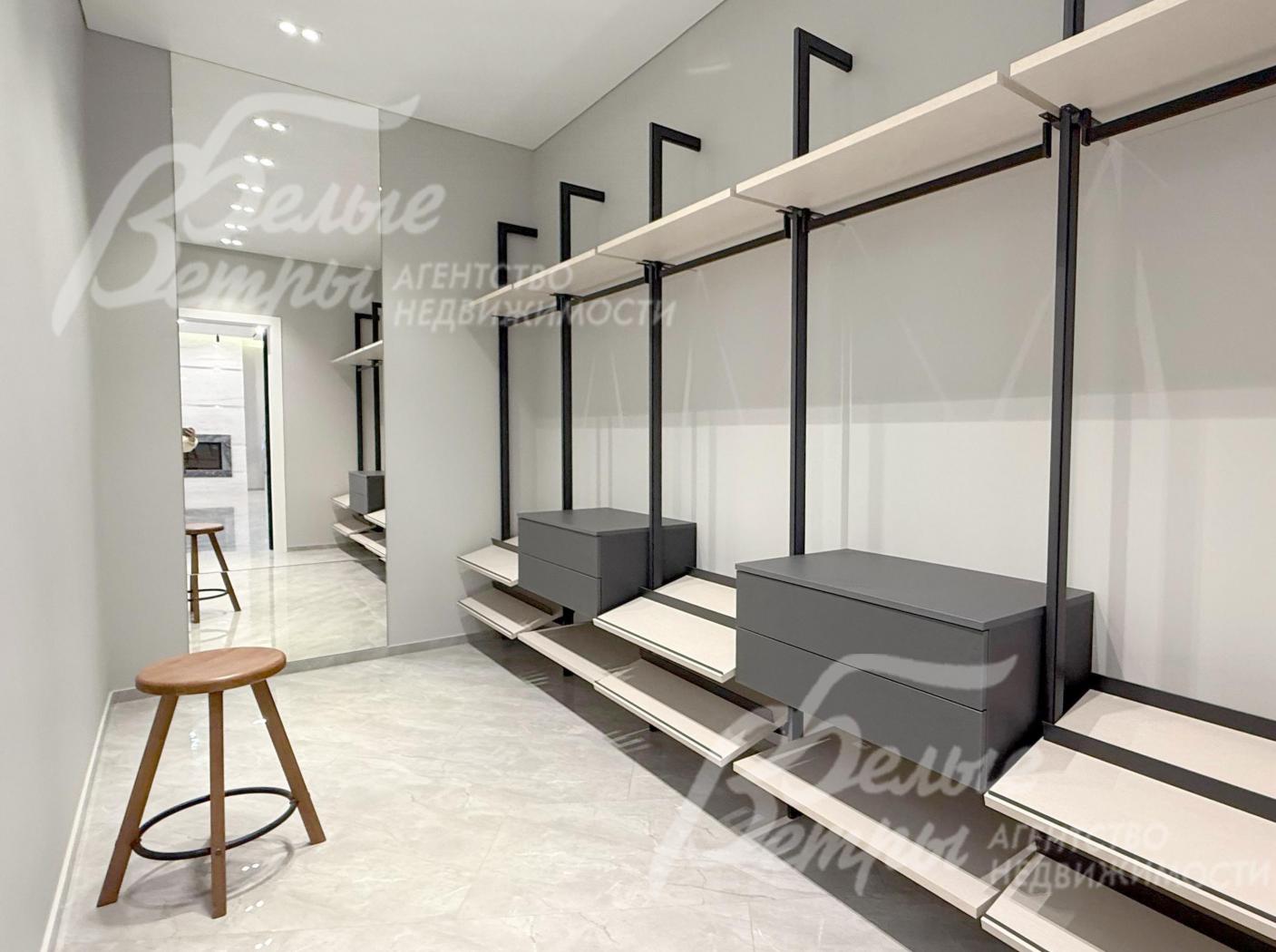 В гардеробной при мастер-спальне - системы хранения от студии Giulia Novars