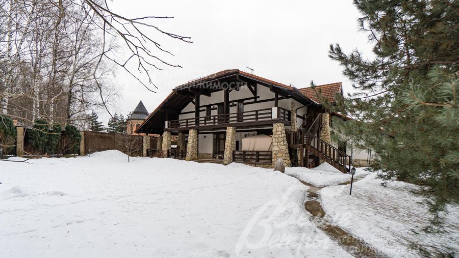 На участке устроены освещение, автополив, профессиональный рулонный газон для гольфа