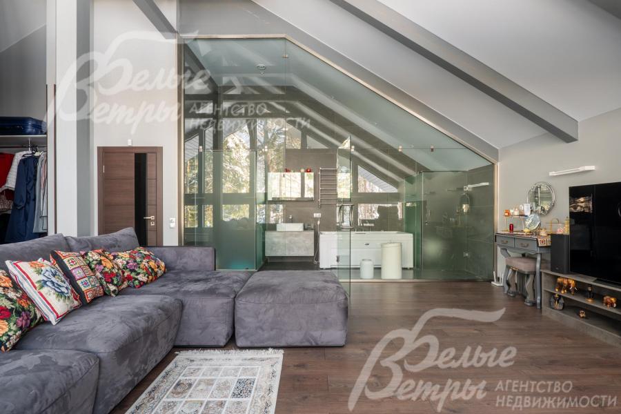 Потолок с выразительными скосами и крупными деревянными балками 