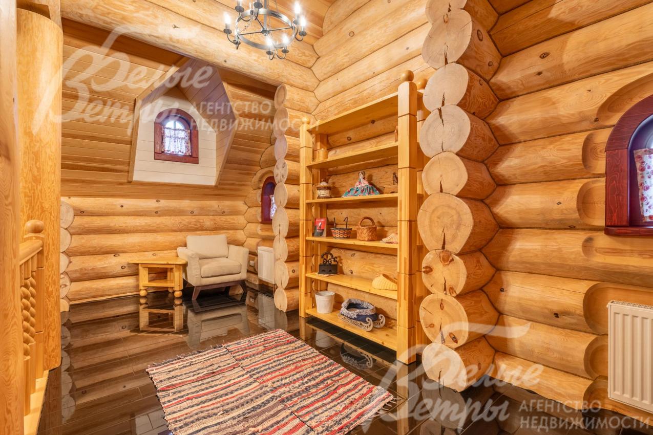 На втором этаже рядом с лестницей обустроена уютная библиотека