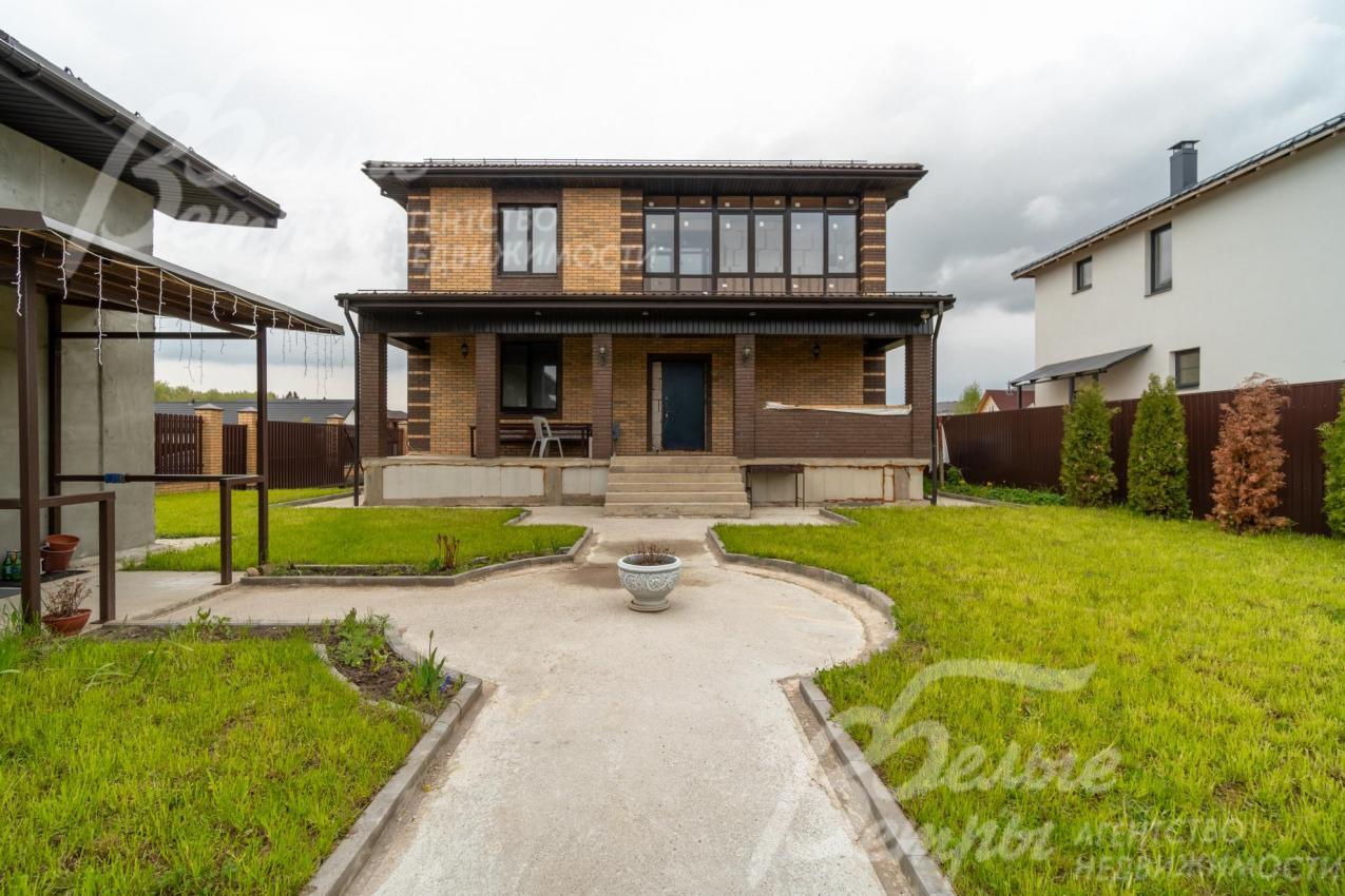 На участке естественный газон, бетонные с бордюрами дорожки, отмостка, площадка бетонная под 2 больших авто, разведено уличное освещение