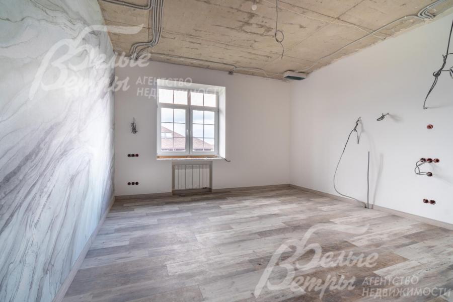 Во всех помещениях коммуникации разведены до точек, выполнены выводы под электрику