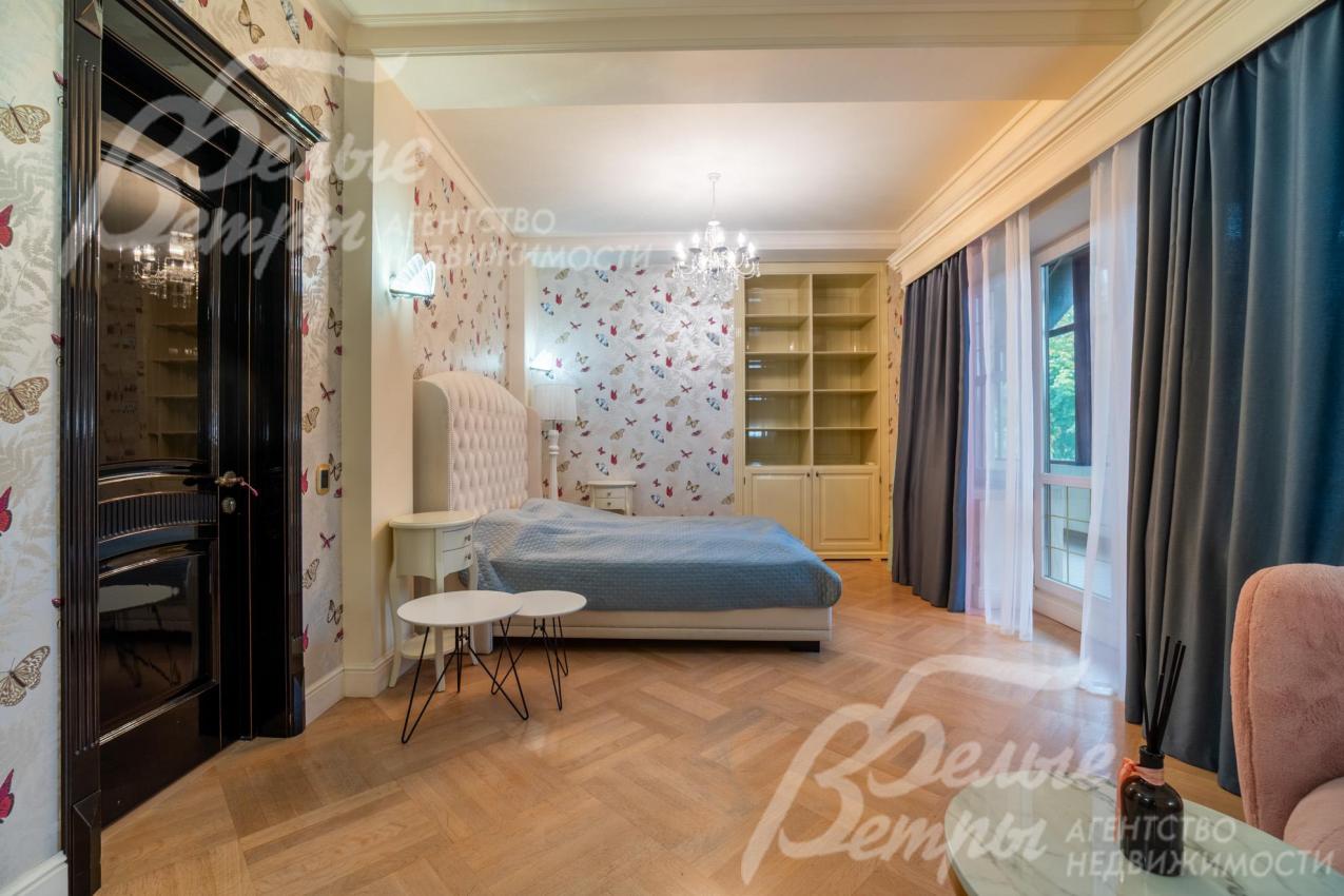 Детская на втором этаже с балконом